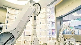 华为首个智能无人店开业，机械臂24小时卖手机
